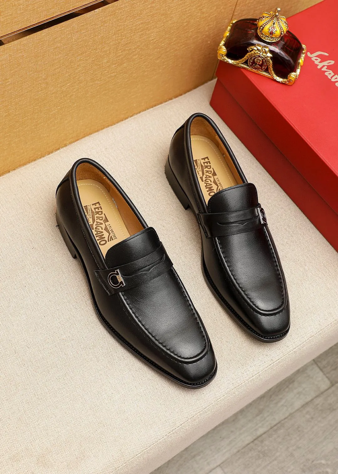 Men's shoes 💰460 💐 Product trademark: Ferragamo "Ferragamo" casual leather shoes Regular size: 38-44 (45.46🉑️customized) Product materials: Selected imported first-layer calfskin upper + luxury hardware buckle, imported water-dyed cowhide leather lining. Strong three-dimensional visual effect, original outsole color: 2⃣️seed leather materials optional